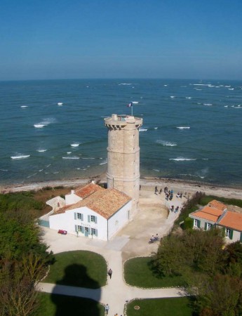 SAINT CLEMENT DES BALEINES :  LA TOUR VAUBAN AU PIED DU PHARE